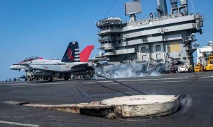 福建舰迎来满编歼-35之时，美军尼米兹号落幕，反华航母又少一艘